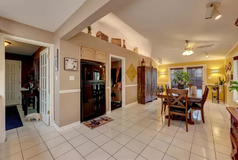 Entry Way - 1213 Rose Ct, Bartlett, IL 60103 photo 2 of 3