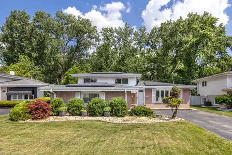 9070 Shady Ln, Hickory Hills, IL 60457