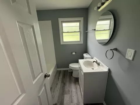 Bath - 2352 W 157th Pl, Markham, IL 60426 photo 2 of 4