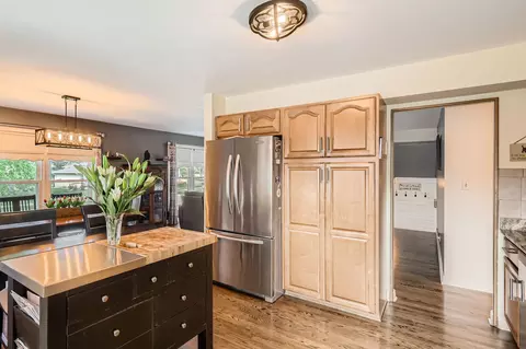 Kitchen - 905 Harrison Ln, Hoffman Estates, IL 60192 photo 2 of 4