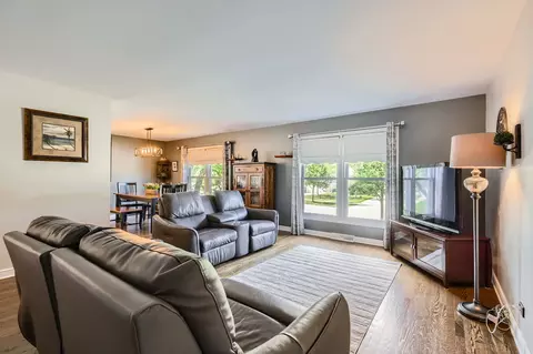 Living - 905 Harrison Ln, Hoffman Estates, IL 60192 photo 3 of 4