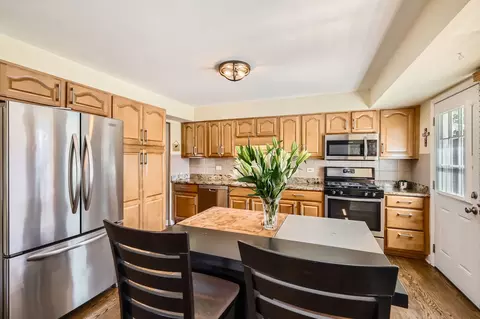Kitchen - 905 Harrison Ln, Hoffman Estates, IL 60192 photo 4 of 4