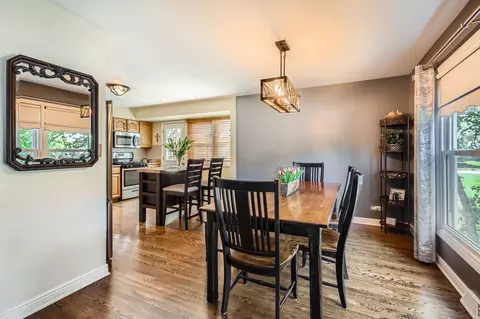 Dining - 905 Harrison Ln, Hoffman Estates, IL 60192 photo 2 of 3
