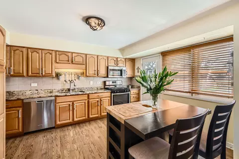 Kitchen - 905 Harrison Ln, Hoffman Estates, IL 60192 photo 3 of 4