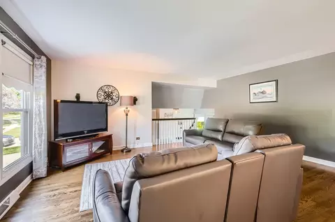 Living - 905 Harrison Ln, Hoffman Estates, IL 60192 photo 1 of 4