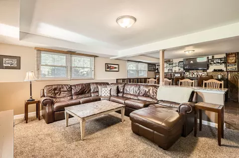 Living - 905 Harrison Ln, Hoffman Estates, IL 60192 photo 4 of 4