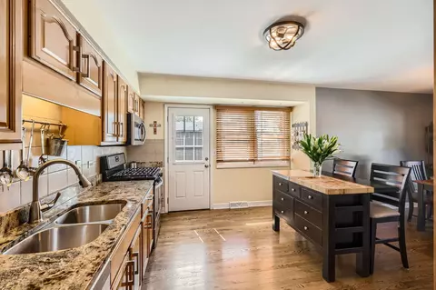 Kitchen - 905 Harrison Ln, Hoffman Estates, IL 60192 photo 1 of 4