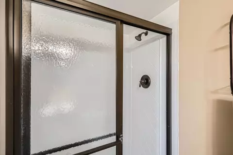 Bath - 905 Harrison Ln, Hoffman Estates, IL 60192 photo 2 of 4