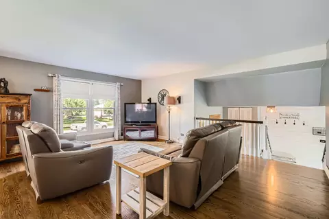 Living - 905 Harrison Ln, Hoffman Estates, IL 60192 photo 2 of 4
