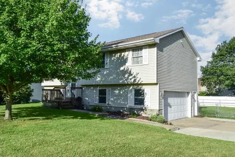 1409 N Nixon Dr, Pontiac, IL 61764
