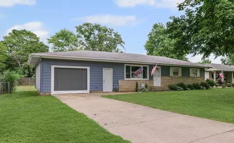 809 S Longview Rd, Monticello, IL 61856