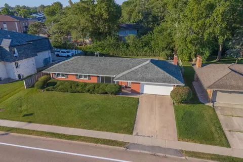 121 S Regency Dr, Bloomington, IL 61701