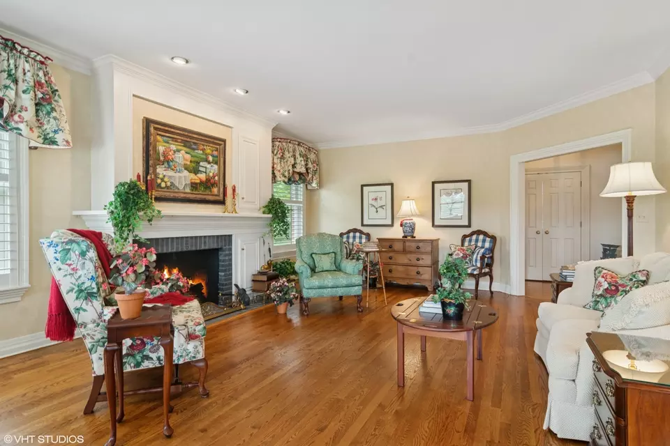 Living - 2 Hickory Ln, Barrington, IL 60010 photo 2 of 4
