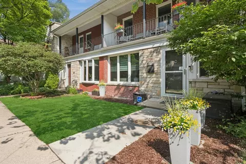 3528 N Pine Grove Ave #C, Chicago, IL 60657