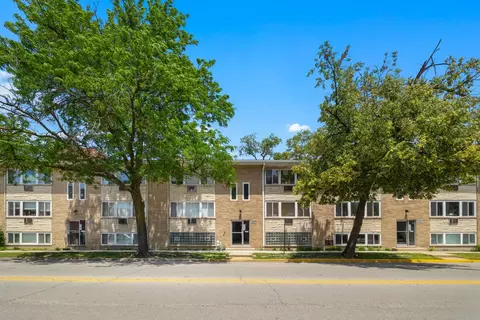 7233 Randolph St #3C, Forest Park, IL 60130
