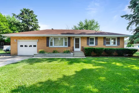 935 E 1st St, Lockport, IL 60441