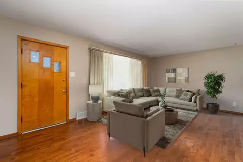 935 E 1st St, Lockport, IL 60441 photo 4