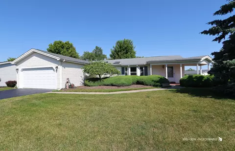 1502 Victory Ln, Grayslake, IL 60030