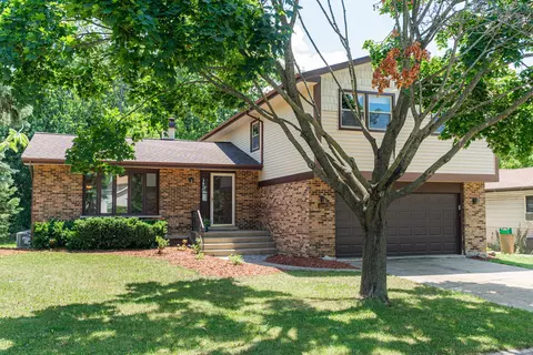 1707 Roosa Ln, Elk Grove Village, IL 60007