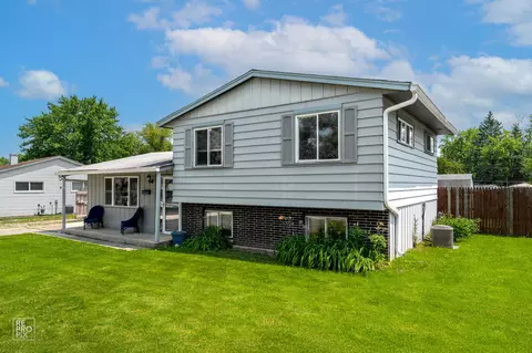 36665 N Traer Ter, Gurnee, IL 60031