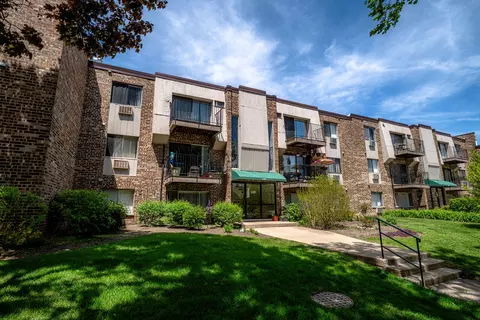 1461 N Winslowe Dr #101, Palatine, IL 60074