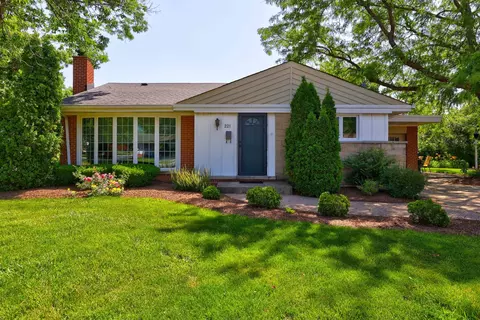 221 S Fair Ave, Elmhurst, IL 60126