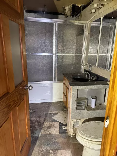 Bath - 16973 Jodave Ave, Hazel Crest, IL 60429 photo 1 of 2