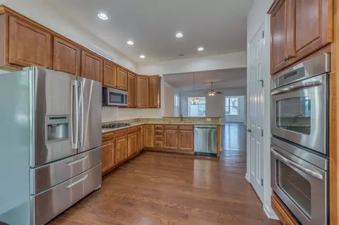 3866 Kingsmill Dr, Elgin, IL 60124 photo 7