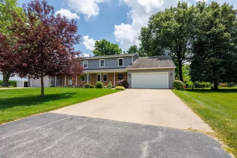 8626 Oakmont Rd, Bloomington, IL 61705