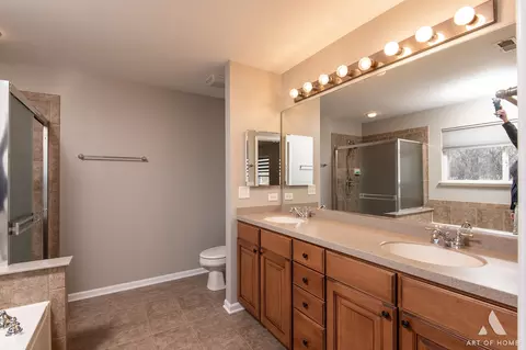 Bath - 1007 Biltmore Dr, Elgin, IL 60120 photo 3 of 6