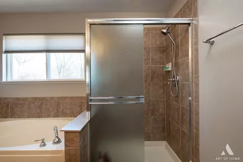 Bath - 1007 Biltmore Dr, Elgin, IL 60120 photo 5 of 6