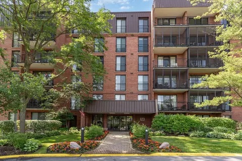 123 Acacia Cir #314, Indian Head Park, IL 60525