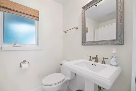 Bath - 200 N Forest Ct, Addison, IL 60101 photo 2 of 2