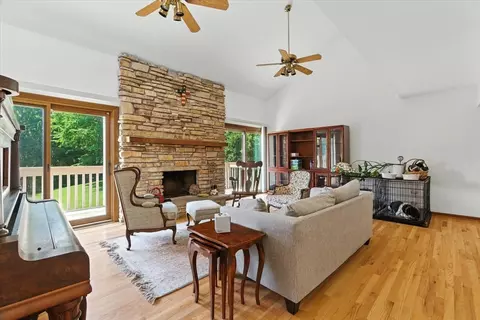 3125 Chellington Dr, Johnsburg, IL 60051 photo 2