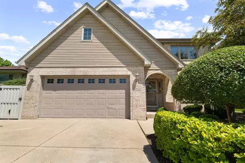 4920 W 106th Pl, Oak Lawn, IL 60453