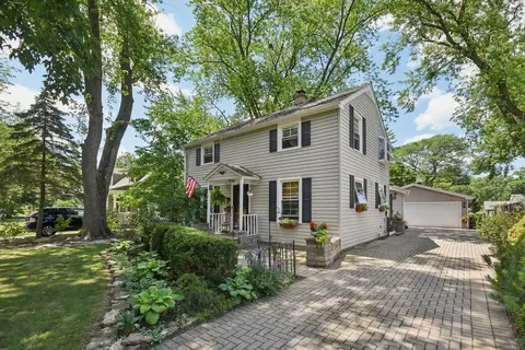 1427 S 5th St, Saint Charles, IL 60174