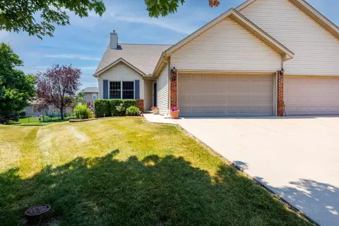 7 Crystal Ct, Bloomington, IL 61704