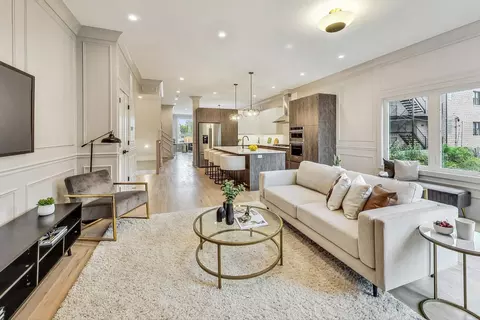 Living - 4242 S Champlain Ave, Chicago, IL 60653 photo 5 of 8
