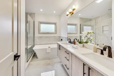 Bath - 4242 S Champlain Ave, Chicago, IL 60653 photo 1 of 4