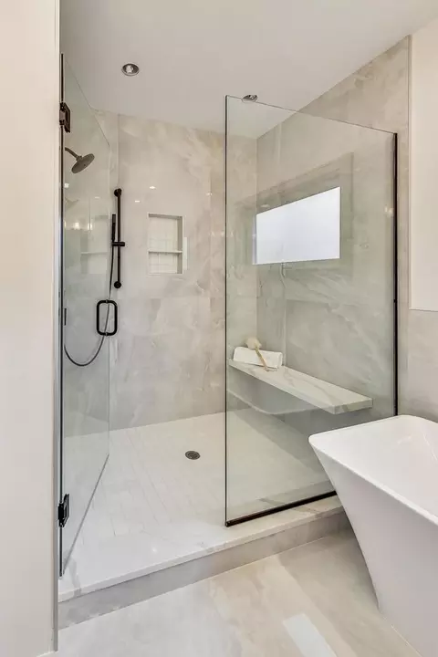 Bath - 4242 S Champlain Ave, Chicago, IL 60653 photo 2 of 4