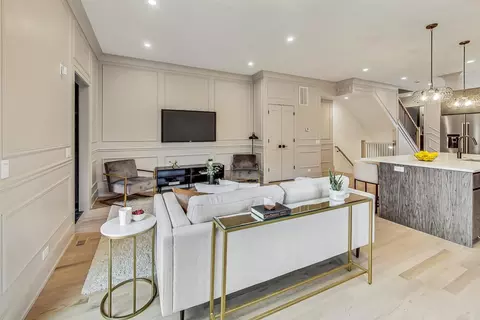 Living - 4242 S Champlain Ave, Chicago, IL 60653 photo 4 of 8