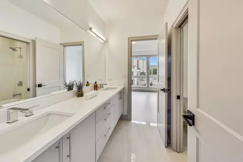 Bath - 4242 S Champlain Ave, Chicago, IL 60653 photo 3 of 4