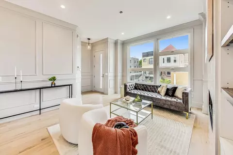 Living - 4242 S Champlain Ave, Chicago, IL 60653 photo 2 of 8