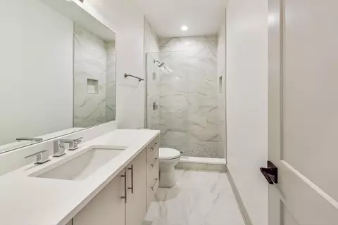 Bath - 4242 S Champlain Ave, Chicago, IL 60653 photo 4 of 4