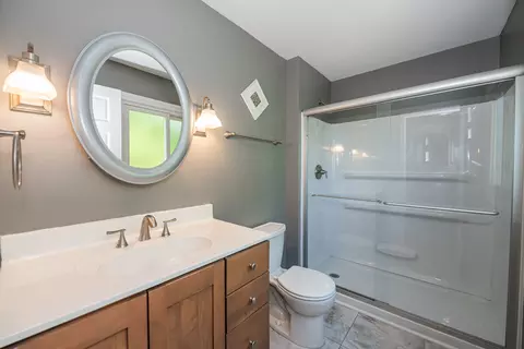 Bath - 220 N Haddon Pl, Addison, IL 60101 photo 2 of 4