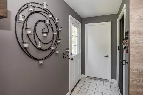 Entry Way - 220 N Haddon Pl, Addison, IL 60101 photo 3 of 4