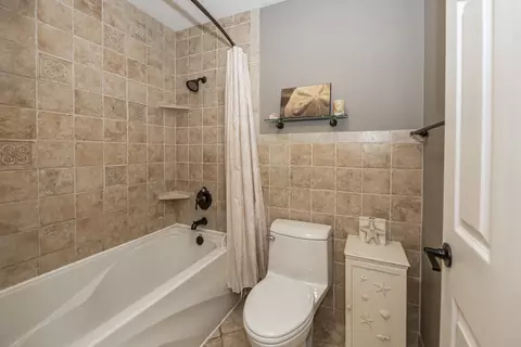 Bath - 220 N Haddon Pl, Addison, IL 60101 photo 4 of 4