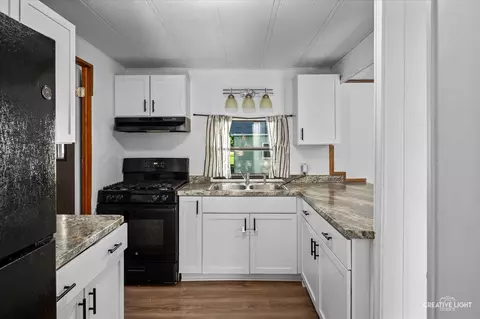 Kitchen - 133 Elm St, Braidwood, IL 60408 photo 2 of 2