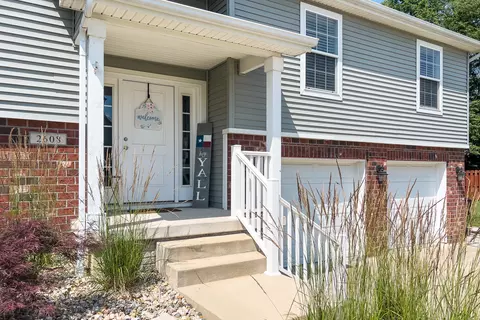 2608 Grey Fox Trl, Bloomington, IL 61705 photo 2