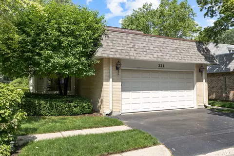 221 Pin Oak Dr, Wilmette, IL 60091